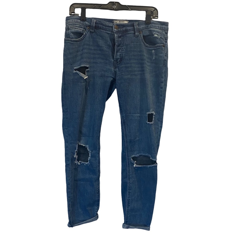 Free People Women’s Ripped Capri Jeans. Size 27” waist, Medium Blue Wash.